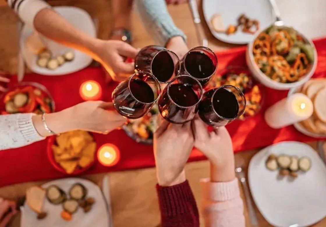雪花飘舞，香气袭人：圣诞节的餐桌奇妙时刻